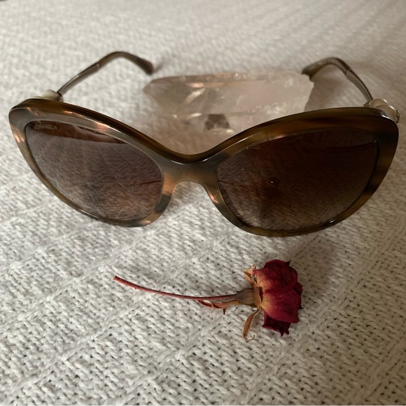 CHANEL Sunglasses Pearls & CC Logo - Picture 6 of 16